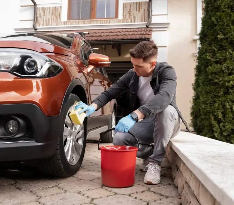 Lavage auto à domicile Lazer : professionnel intervenant sur un véhicule